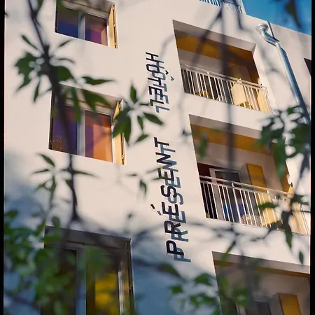 Present - Entree Autonome, Reception En Ligne - Encore Mieux Hotel